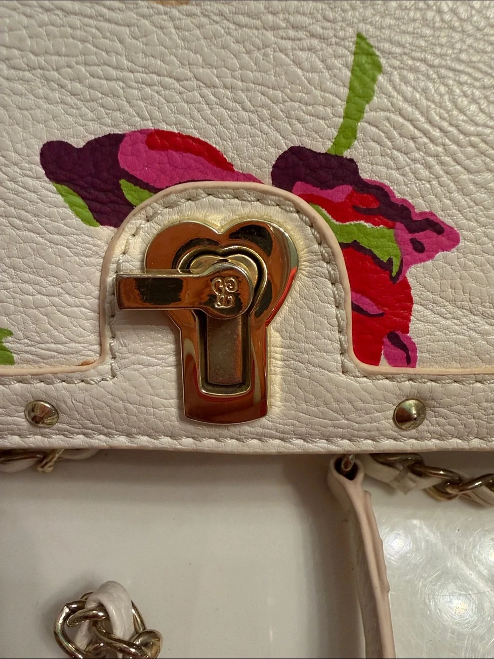 Betsey Johnson White Floral Crossbody with Gold Chain - Picture 2 of 7
